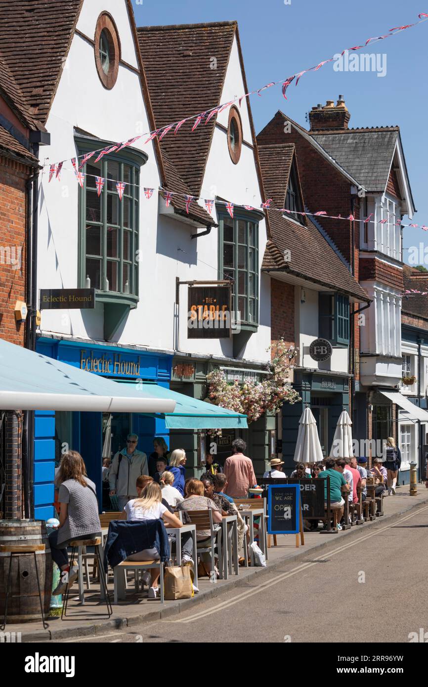 Bars et cafés le long de la place dans la vieille ville, Winchester, Hampshire, Angleterre, Royaume-Uni, Europe Banque D'Images