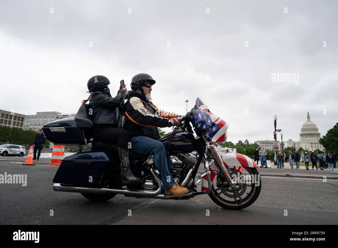 210530 -- WASHINGTON, le 30 mai 2021 -- des gens participent au tour de moto Rolling Thunder à Washington, D.C., États-Unis, le 30 mai 2021. Les motocyclistes sont descendus dimanche sur la capitale nationale pour participer à la balade annuelle Rolling Thunder pour commémorer le jour du souvenir. ÉTATS-UNIS-WASHINGTON, DC-ROLLING THUNDER-MOTORCYCLE RIDE LIUXJIE PUBLICATIONXNOTXINXCHN Banque D'Images