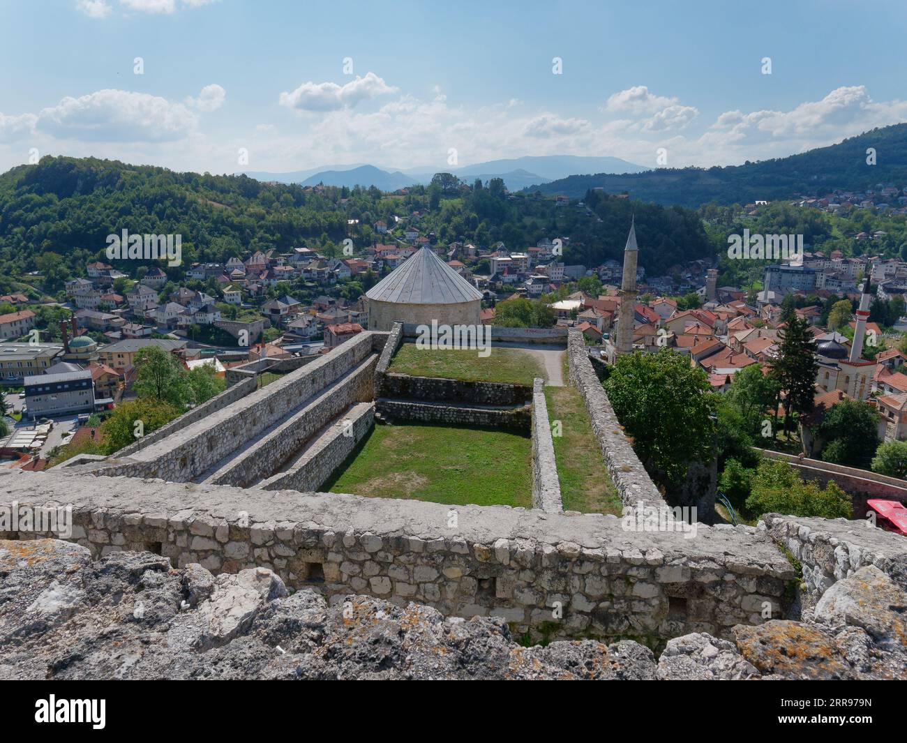 Château de Stari Grad (château de la vieille ville) avec vue sur la ville de Travnik, Bosnie-Herzégovine, 06 septembre 2023 Banque D'Images