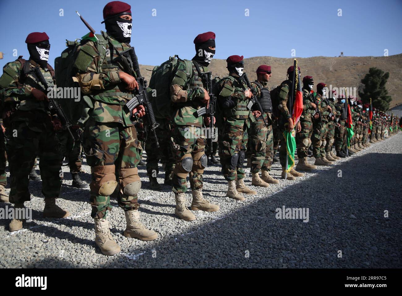 210531 -- KABOUL, le 31 mai 2021 -- des membres des forces spéciales afghanes participent à leur cérémonie de remise des diplômes dans un centre d'entraînement militaire à Kaboul, capitale de l'Afghanistan, le 31 mai 2021. Au total, 437 nouveaux cadets ont obtenu leur diplôme d'une école de commando et ont rejoint l'armée nationale afghane, a déclaré lundi le ministère afghan de la Défense. Photo de /Xinhua AFGHANISTAN-KABOUL-FORCES SPÉCIALES-GRADUATION SayedxMominzadah PUBLICATIONxNOTxINxCHN Banque D'Images