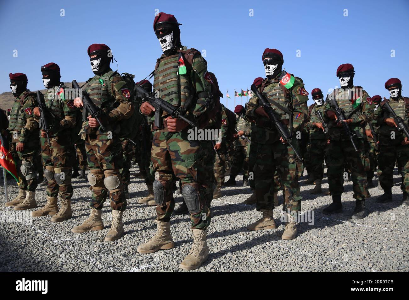 210531 -- KABOUL, le 31 mai 2021 -- des membres des forces spéciales afghanes participent à leur cérémonie de remise des diplômes dans un centre d'entraînement militaire à Kaboul, capitale de l'Afghanistan, le 31 mai 2021. Au total, 437 nouveaux cadets ont obtenu leur diplôme d'une école de commando et ont rejoint l'armée nationale afghane, a déclaré lundi le ministère afghan de la Défense. Photo de /Xinhua AFGHANISTAN-KABOUL-FORCES SPÉCIALES-GRADUATION SayedxMominzadah PUBLICATIONxNOTxINxCHN Banque D'Images