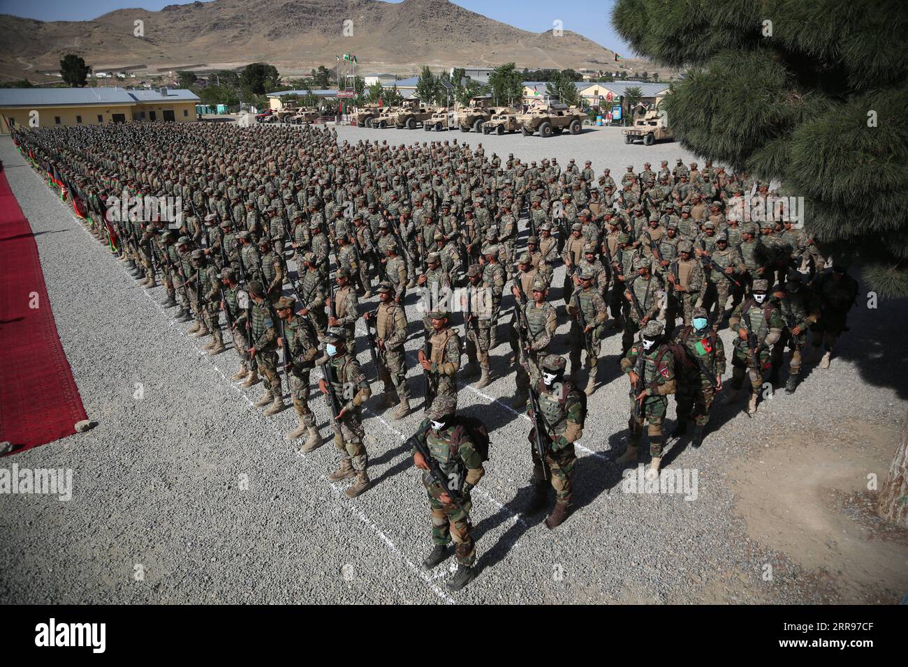 210531 -- KABOUL, le 31 mai 2021 -- des membres des forces spéciales afghanes participent à leur cérémonie de remise des diplômes dans un centre d'entraînement militaire à Kaboul, capitale de l'Afghanistan, le 31 mai 2021. Au total, 437 nouveaux cadets ont obtenu leur diplôme d'une école de commando et ont rejoint l'armée nationale afghane, a déclaré lundi le ministère afghan de la Défense. Photo de /Xinhua AFGHANISTAN-KABOUL-FORCES SPÉCIALES-GRADUATION SayedxMominzadah PUBLICATIONxNOTxINxCHN Banque D'Images