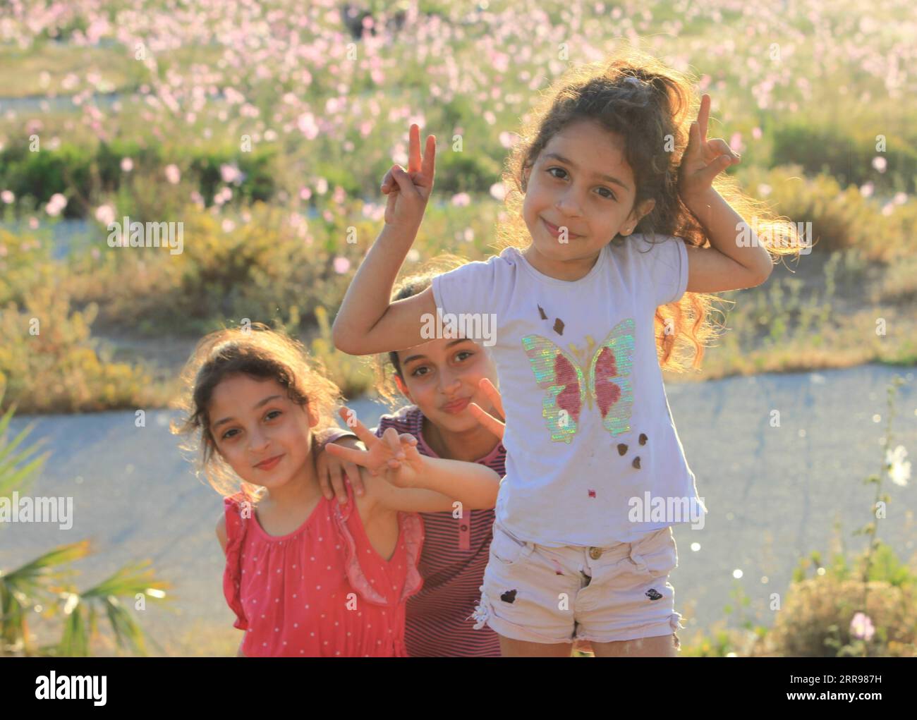 210602 -- BEYROUTH, le 2 juin 2021 -- des filles posent pour des photos en plein air au bord de la mer de Beyrouth, Liban, le 1 juin 2021, à l occasion de la Journée internationale de l enfance. LIBAN-BEYROUTH-VIE-ENFANTS LiuxZongya PUBLICATIONxNOTxINxCHN Banque D'Images