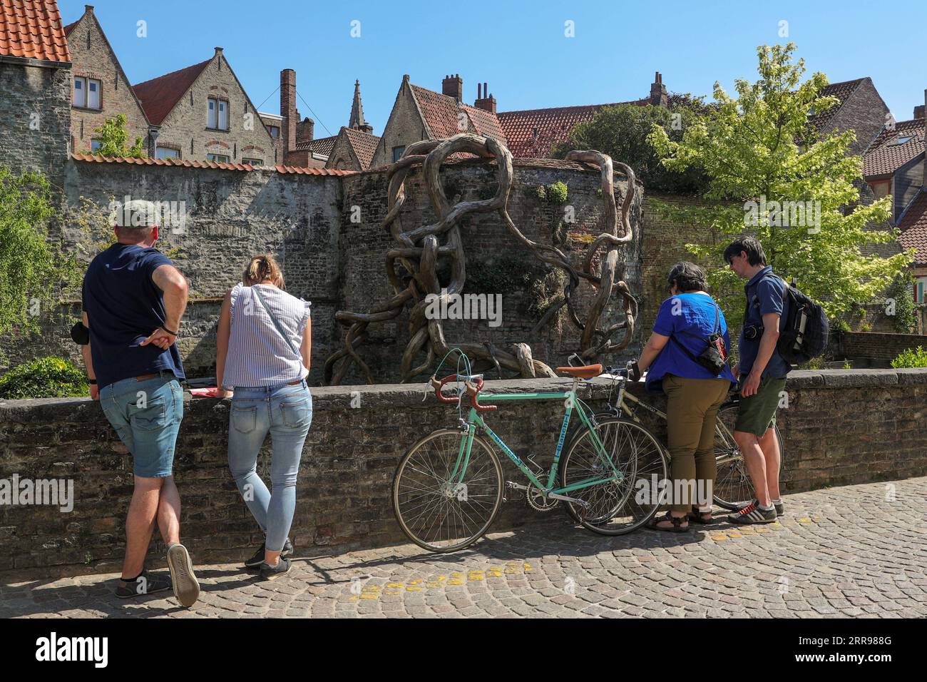 210602 -- BRUGES, le 2 juin 2021 -- les gens regardent l'installation artistique Denature 4 de Henrique Oliveira à Bruges, Belgique, le 1 juin 2021. Du 8 mai au 24 octobre, la troisième triennale de Bruges apporte l'art contemporain et l'architecture à la ville riche en histoire. Avec le thème trauma, des œuvres d’art créées par treize artistes et architectes ont été montrées dans différents endroits de la ville. BELGIQUE-BRUGES-ART ZhengxHuansong PUBLICATIONxNOTxINxCHN Banque D'Images