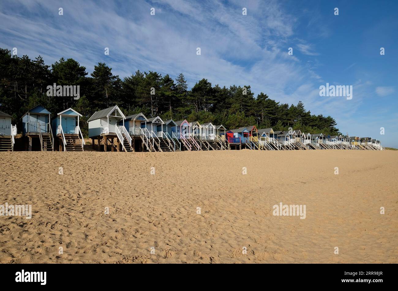 cabanes de plage colorées, puits à côté de la mer, nord de norfolk, angleterre Banque D'Images