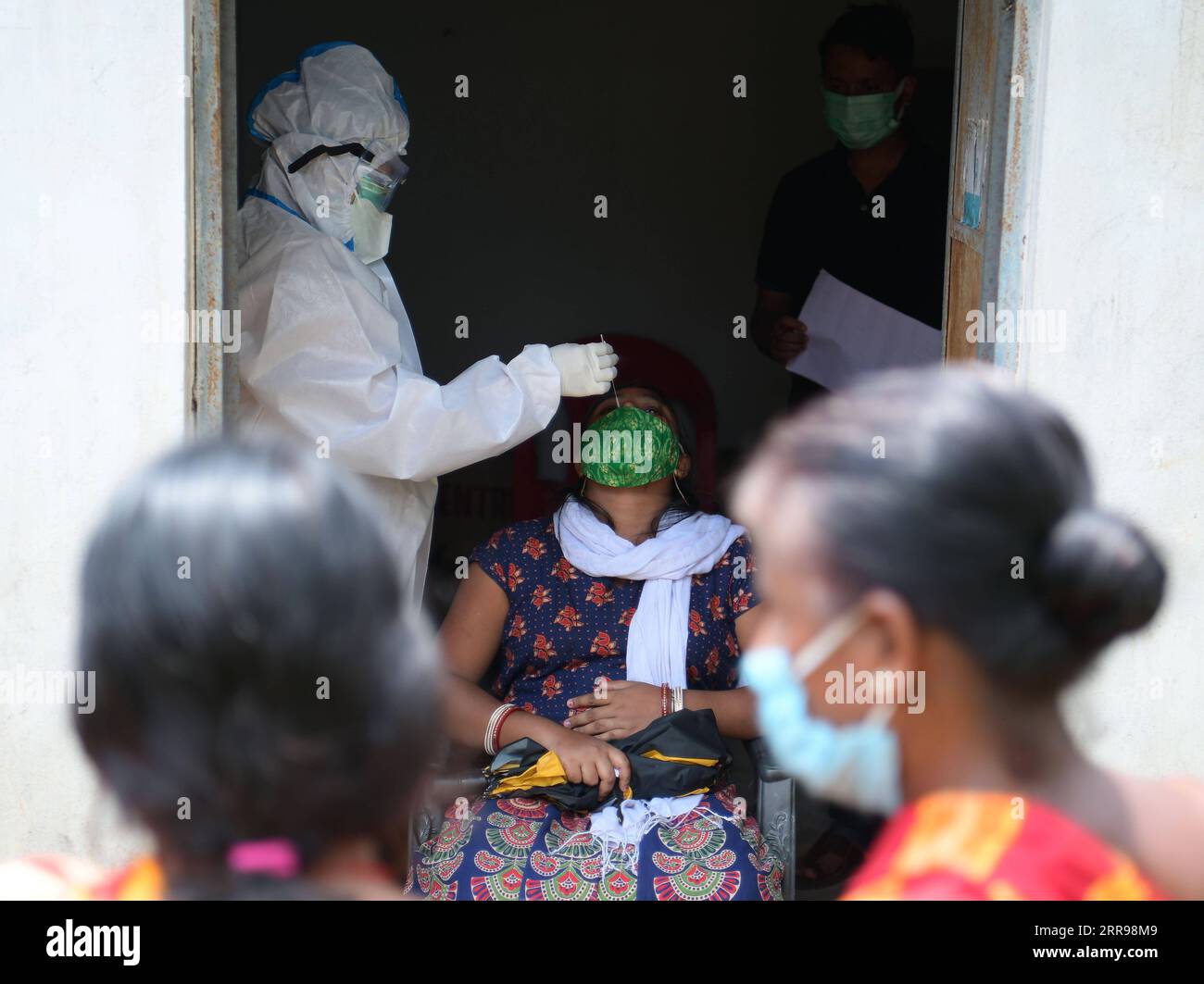 210602 -- AGARTALA, le 2 juin 2021 -- Un travailleur médical prélève un échantillon d'une femme pour le test COVID-19 à Agartala, en Inde, le 2 juin 2021. Str/Xinhua INDIA-AGARTALA-COVID-19-TEST AbhisekxSaha PUBLICATIONxNOTxINxCHN Banque D'Images