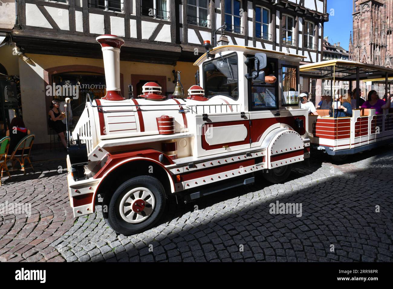 Strasbourg, France - septembre 2023 : petit train appelé 'petit train' (petit train) faisant une visite guidée avec des touristes à travers le centre-ville historique sur Banque D'Images