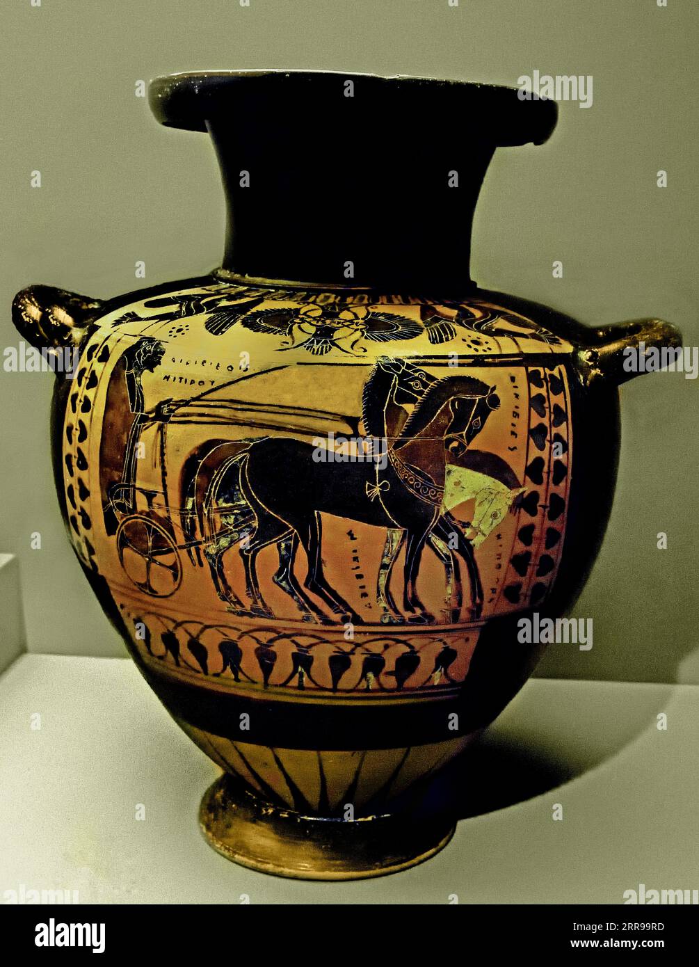 Figure noire Hydria (récipient pour l'eau) représentant un quadriga (char à quatre chevaux) du peintre Guglielmi. Athènes, Musée, grec, Grèce. . Musée d'Art Cycladique, Banque D'Images