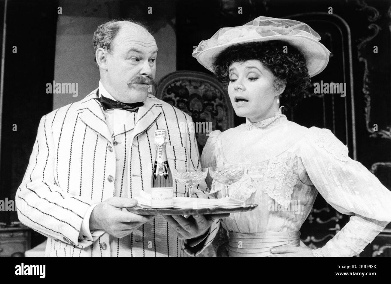 Timothy West (Charlie Mucklebrass), Prunella Scales (Daisy Wray) in BIG IN BRAZIL par Bamber Gascoigne au Old Vic Theatre, Londres SE1 17/09/1984 décor : Patrick Robertson costumes : Rosemary Vercoe éclairage : Mark Henderson réalisateur : Mel Smith Banque D'Images