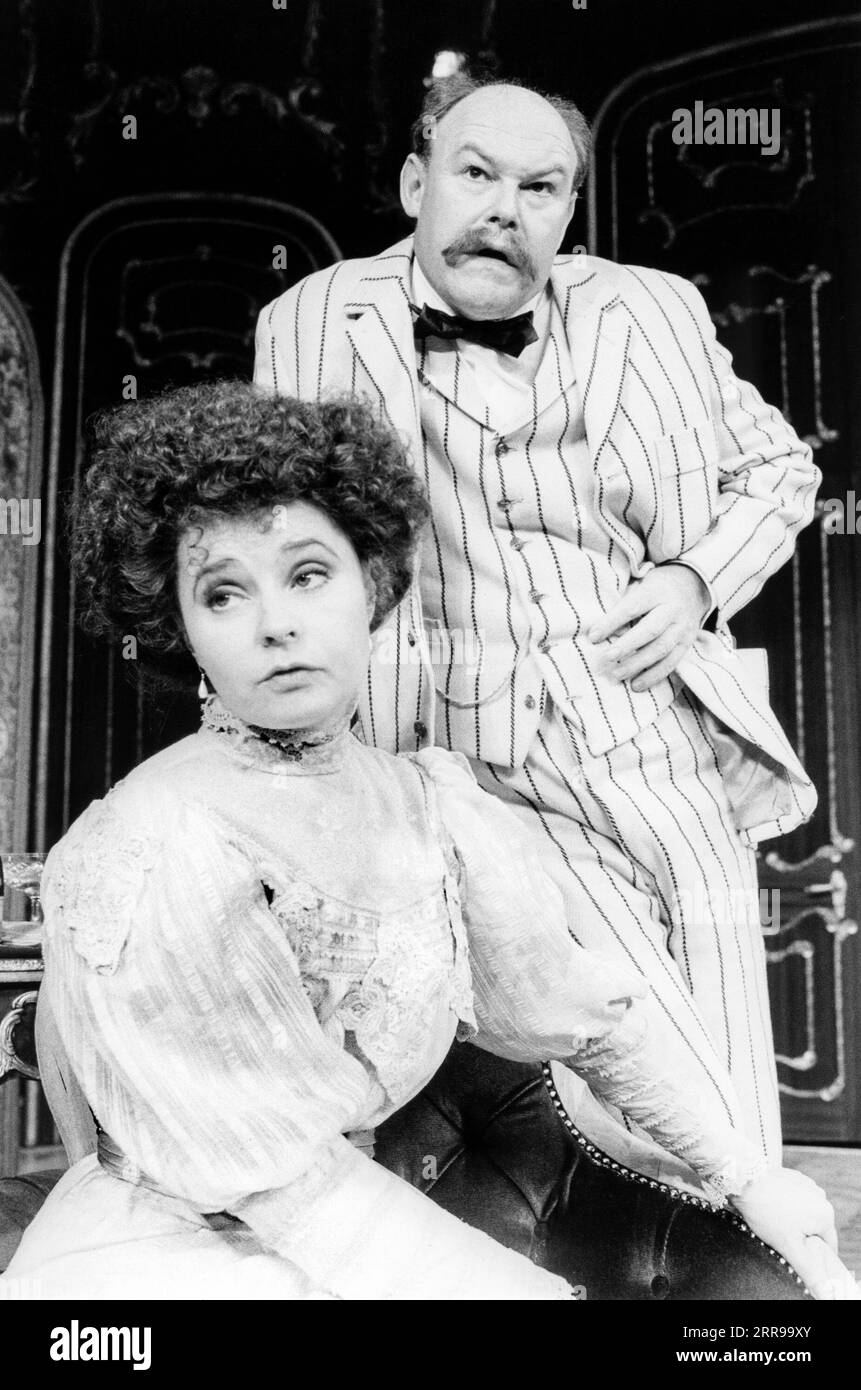 Prunella Scales (Daisy Wray), Timothy West (Charlie Mucklebrass / SPIDI Gonzales) in BIG in BRAZIL de Bamber Gascoigne au Old Vic Theatre, Londres SE1 17/09/1984 décor : Patrick Robertson costumes : Rosemary Vercoe éclairage : Mark Henderson réalisateur : Mel Smith Banque D'Images