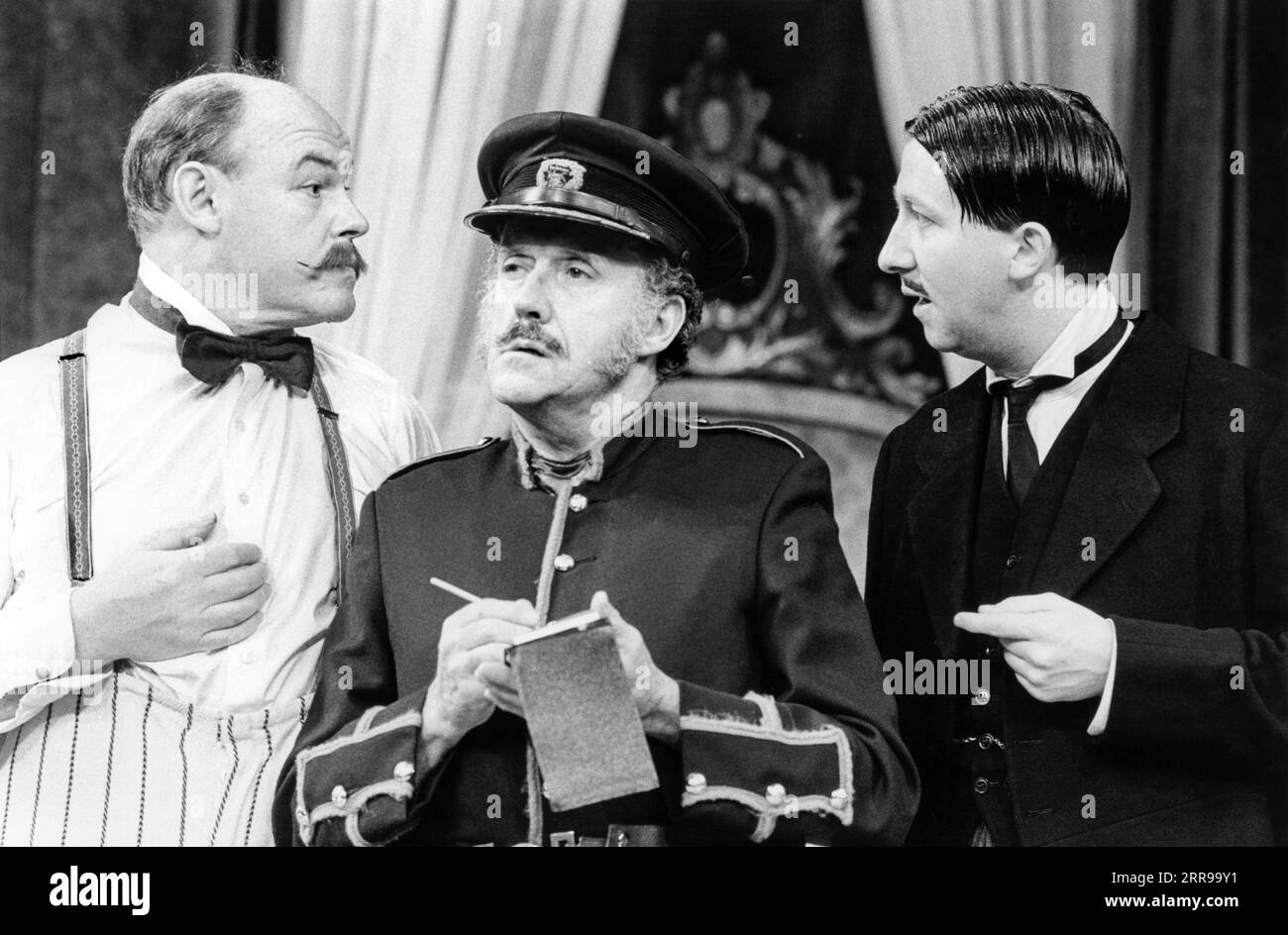 de gauche à droite : Timothy West (Charlie Mucklebrass), Derek Smith (Chef de police), Jimmy Mulville (Pilfer) dans BIG in BRAZIL de Bamber Gascoigne au Old Vic Theatre, Londres SE1 17/09/1984 décor : Patrick Robertson costumes : Rosemary Vercoe éclairage : Mark Henderson réalisateur : Mel Smith Banque D'Images