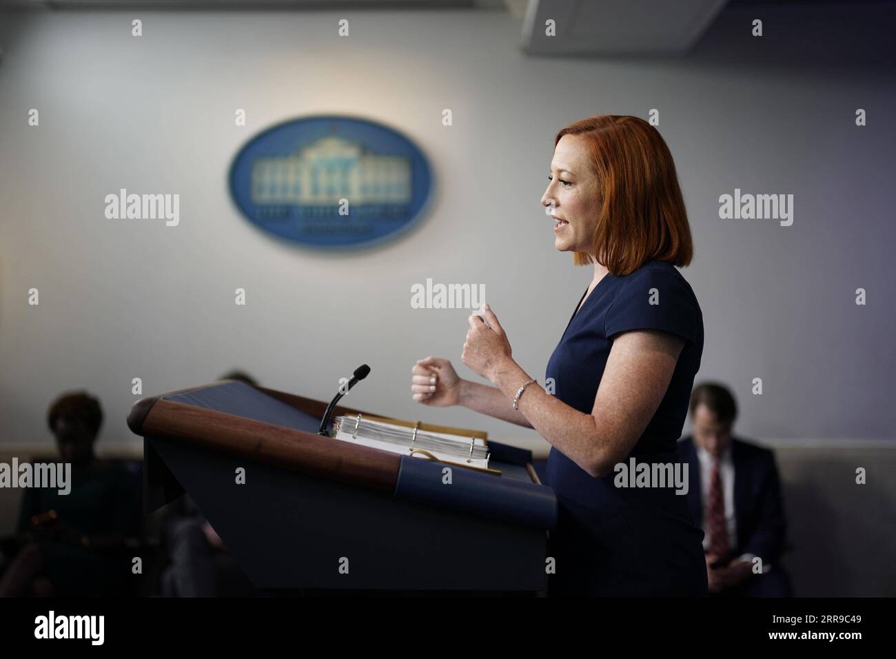 210608 -- WASHINGTON, le 8 juin 2021 -- l'Attachée de presse de la Maison Blanche, Jen Psaki Front, prend la parole lors d'un point de presse à la Maison Blanche à Washington, D.C., aux États-Unis, le 8 juin 2021. Alors que les États-Unis continuent de faire avancer leur programme national de vaccination, les Américains étrangers qui sont tenus de payer des impôts américains se sentent laissés pour compte par leur propre gouvernement, a rapporté lundi le Washington Post. Historiquement, nous n'avons pas fourni de soins de santé privés aux Américains vivant à l'étranger, de sorte que cela reste notre politique, a déclaré le secrétaire de presse de la Maison Blanche Jen Psaki dans le rapport. Pho Banque D'Images