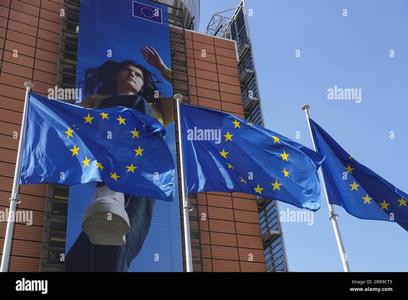 210609 -- BRUXELLES, le 9 juin 2021 -- les drapeaux de l'Union européenne flottent devant le bâtiment de la Commission européenne à Bruxelles, en Belgique, le 9 juin 2021. Union européenne les législateurs de l'UE ont donné mercredi leur sceau d'approbation à un nouveau certificat de voyage qui permettra aux gens de se déplacer librement dans le bloc sans avoir à mettre en quarantaine ou à subir des tests supplémentaires de coronavirus, ouvrant la voie au passage pour commencer à temps pour l'été. BELGIQUE-BRUXELLES-eu-CERTIFICAT DE VOYAGE ZhengxHuansong PUBLICATIONxNOTxINxCHN Banque D'Images