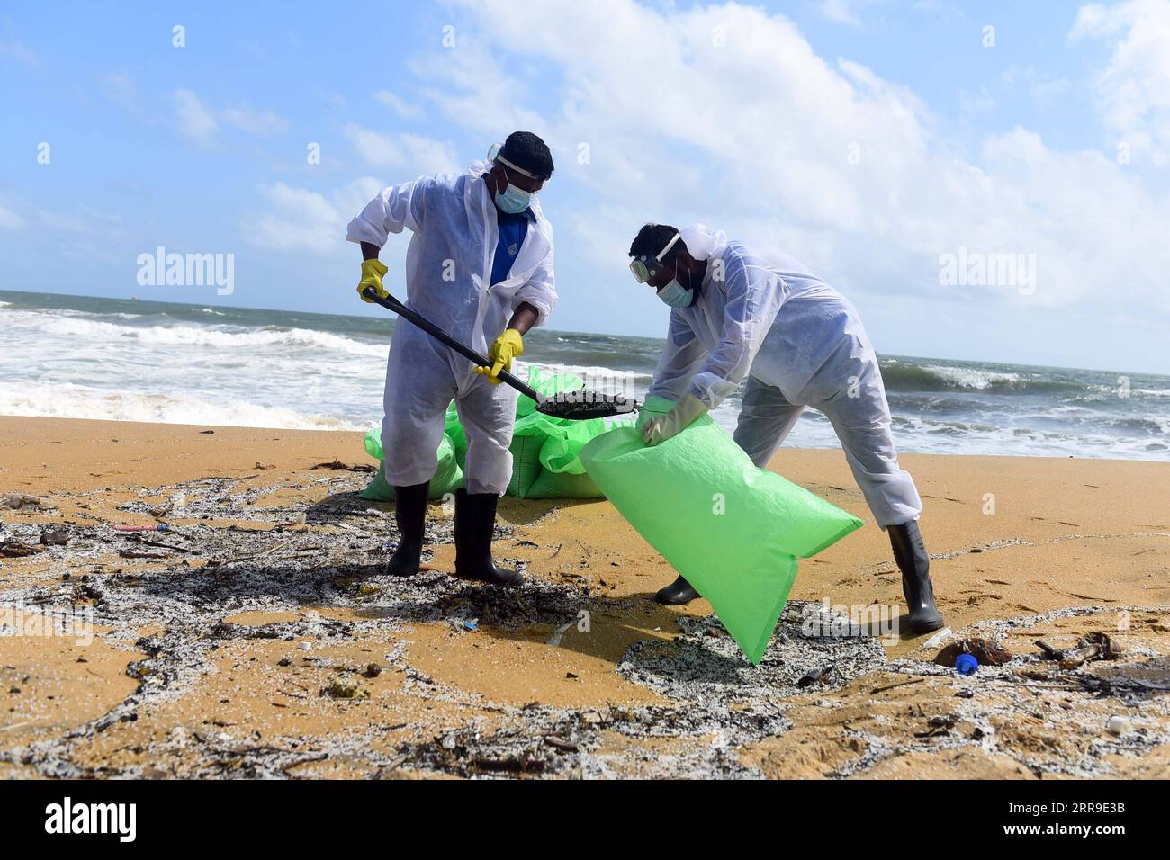 210612 -- NEGOMBO, SRI LANKA, le 12 juin 2021 -- le personnel naval enlève les débris du navire X-Press Pearl sur la plage de Negombo à Negombo, Sri Lanka, le 11 juin 2021. Les autorités sri-lankaises ont pris des mesures pour enquêter sur une possible fuite de pétrole du navire X-Press Pearl en train de couler qui a pris feu le 20 mai alors qu'il ancrait à 9,5 milles marins du port de Colombo, ont rapporté vendredi les médias locaux. Des soupçons de fuite de pétrole ont été soulevés après que les médias internationaux ont montré des images satellites d'une zone de pétrole soupçonnée autour du navire. Mahinda Amaraweera, ministre de l'Environnement du Sri Lanka, a déclaré cela aux médias locaux Banque D'Images