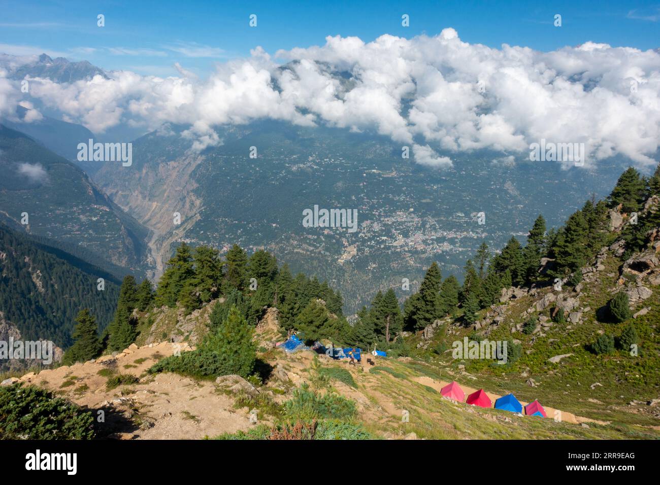 Les superbes vallées et montagnes du district de Kinnaur au camp de base de Kinner Kailash Yatra, Ganesh Park, avec des homestays en boue et des tentes de camping à H. Banque D'Images