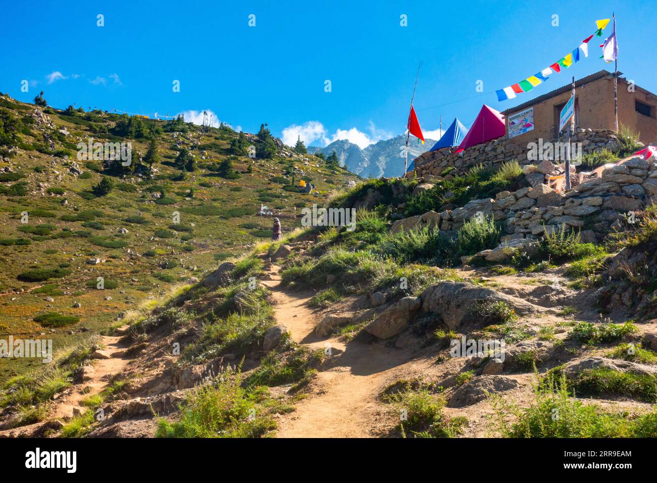 Les superbes vallées et montagnes du district de Kinnaur au camp de base de Kinner Kailash Yatra, Ganesh Park, avec des homestays en boue et des tentes de camping à H. Banque D'Images