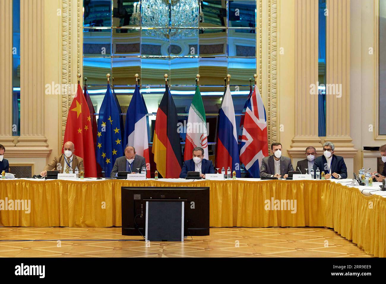 210612 -- VIENNE, le 12 juin 2021 -- une photo prise le 12 juin 2021 montre la scène d'une réunion de la Commission mixte du Plan d'action global conjoint du JCPOA à Vienne, en Autriche. Les États-Unis devraient cesser de se montrer frileux en allant résolument vers une levée complète et complète des sanctions, a déclaré Wang Qun, envoyé chinois auprès des Nations Unies et d'autres organisations internationales à Vienne, samedi, comme une nouvelle série de pourparlers pour relancer l'accord nucléaire iranien de 2015, officiellement connu sous le nom de Plan d'action global conjoint JCPOA, a commencé. /Document via Xinhua AUSTRIA-VIENNA-JCPOA-JOINT COMMISSION-MEETING Banque D'Images 210612 -- VIENNE, le 12 juin 2021 -- une photo prise le 12 juin 2021 montre la scène d'une réunion de la Commission mixte du Plan d'action global conjoint du JCPOA à Vienne, en Autriche. Les États-Unis devraient cesser de se montrer frileux en allant résolument vers une levée complète et complète des sanctions, a déclaré Wang Qun, envoyé chinois auprès des Nations Unies et d'autres organisations internationales à Vienne, samedi, comme une nouvelle série de pourparlers pour relancer l'accord nucléaire iranien de 2015, officiellement connu sous le nom de Plan d'action global conjoint JCPOA, a commencé. /Document via Xinhua AUSTRIA-VIENNA-JCPOA-JOINT COMMISSION-MEETING Banque D'Images