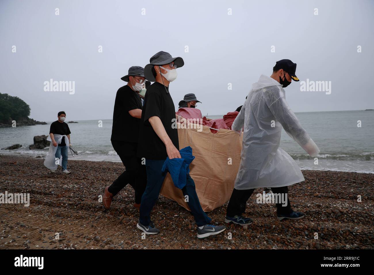 210618 -- INCHEON, le 18 juin 2021 -- des gens ramassent les déchets marins le long du bord de mer de l'île Yeongheung à Incheon, Corée du Sud, le 18 juin 2021. Le ministère sud-coréen des Océans et des Pêches a mené une activité de collecte des déchets marins vendredi sur l’île Yeongheung à Incheon pour sensibiliser à la protection marine. CORÉE DU SUD-YEONGHEUNG ISLAND-MARINE DÉCHETS WANGXJINGQIANG PUBLICATIONXNOTXINXCHN Banque D'Images