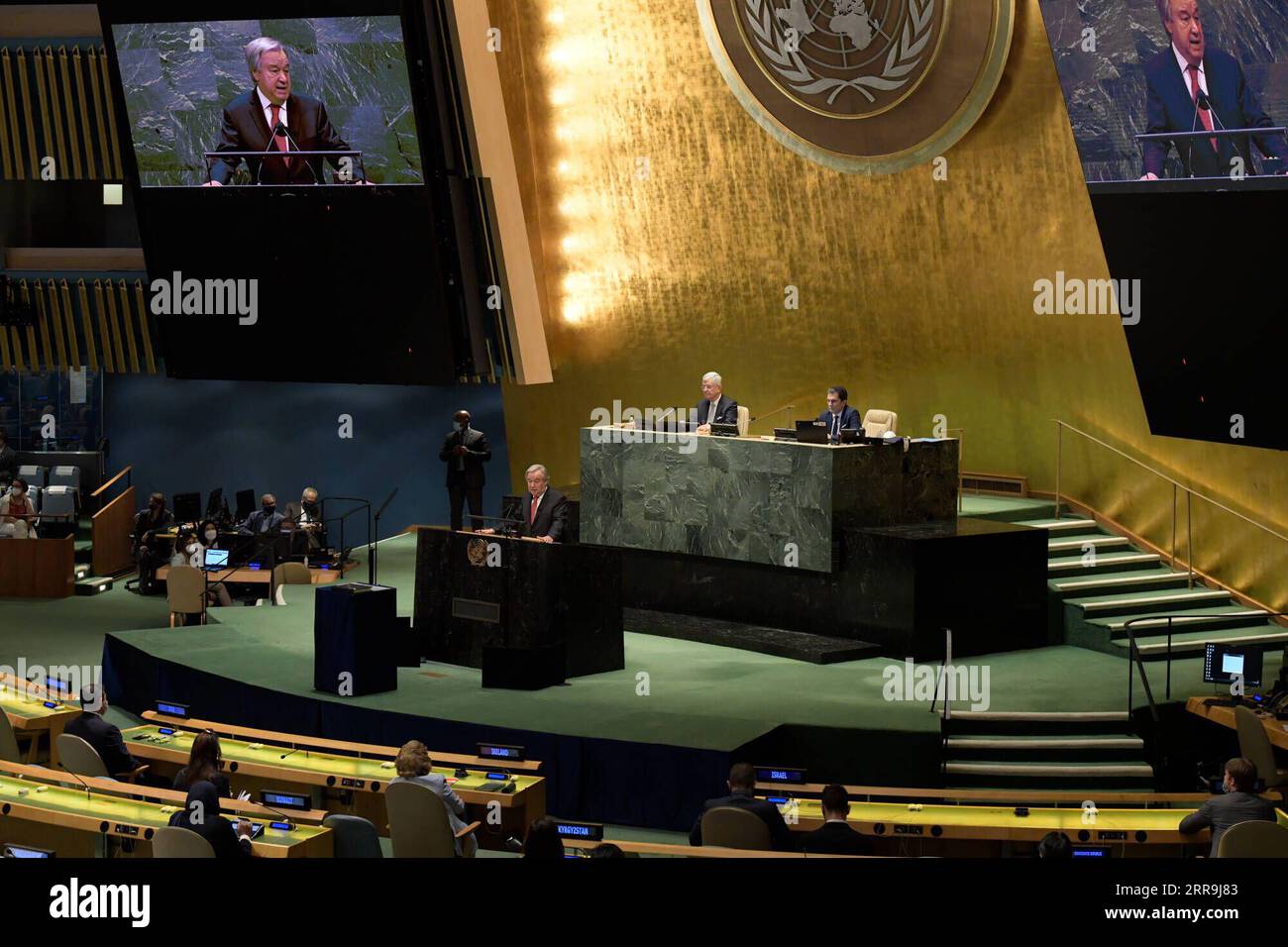 210618 -- NATIONS UNIES, le 18 juin 2021 -- Antonio Guterres à la tribune et sur les écrans s'adresse à l'Assemblée générale des Nations Unies après sa nomination pour un second mandat au siège de l'ONU à New York, le 18 juin 2021. Vendredi, l’Assemblée générale des Nations Unies a nommé Antonio Guterres secrétaire général de l’ONU pour un second mandat de cinq ans commençant le 1 janvier 2022. /Document via Xinhua SECRÉTAIRE GÉNÉRAL DE l'ONU-GUTERRES-DEUXIÈME MANDAT EvanxSchneider/UNxPhoto PUBLICATIONxNOTxINxCHN Banque D'Images