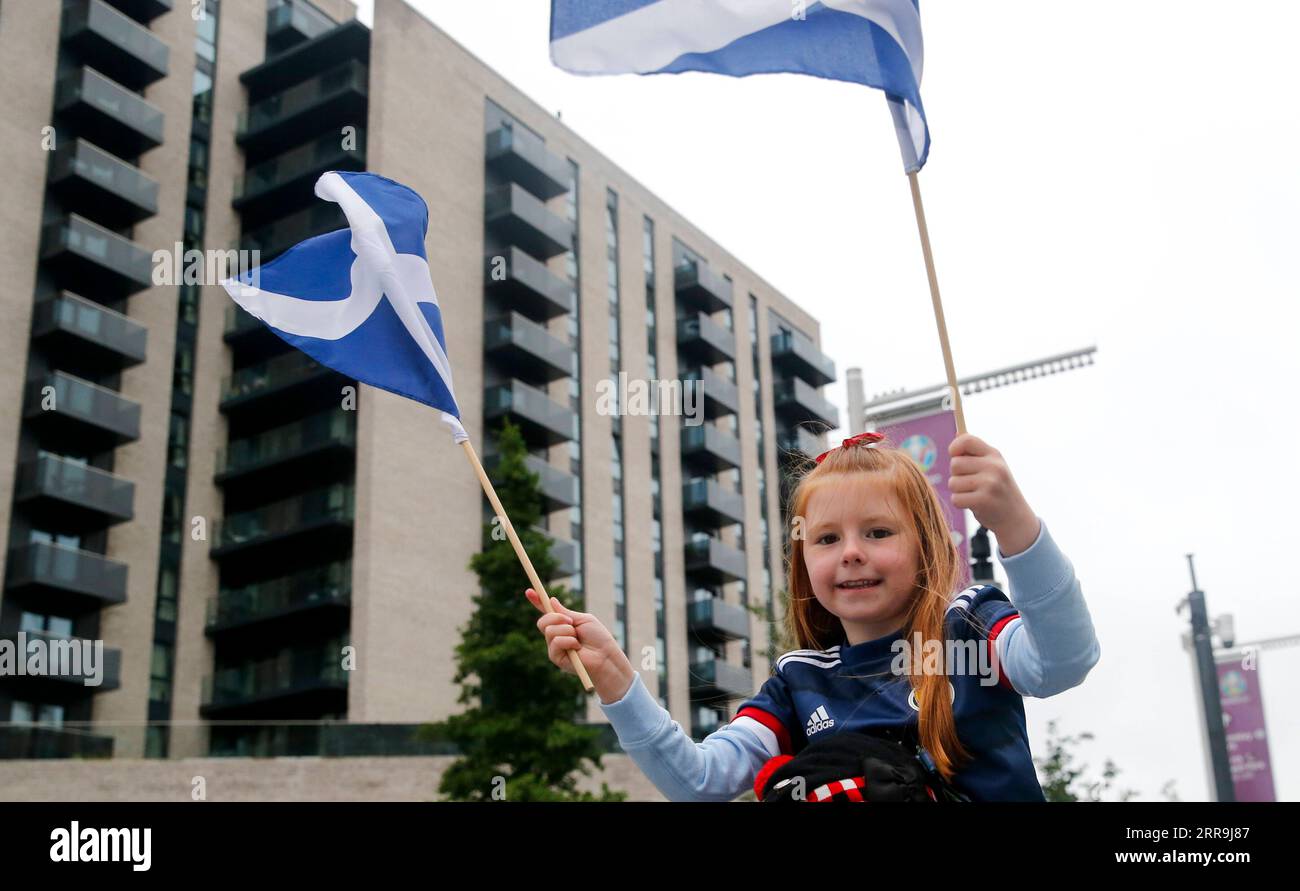 210619 -- LONDRES, le 19 juin 2021 -- Un supporter écossais est vu devant le stade de Wembley avant le match du groupe D entre l'Angleterre et l'Écosse à l'UEFA Euro 2020 à Londres, en Grande-Bretagne, le 18 juin 2021. SPBRITAIN-LONDON-FOOTBALL-UEFA EURO 2020-GROUP D-ENG VS SCO HANXYAN PUBLICATIONXNOTXINXCHN Banque D'Images