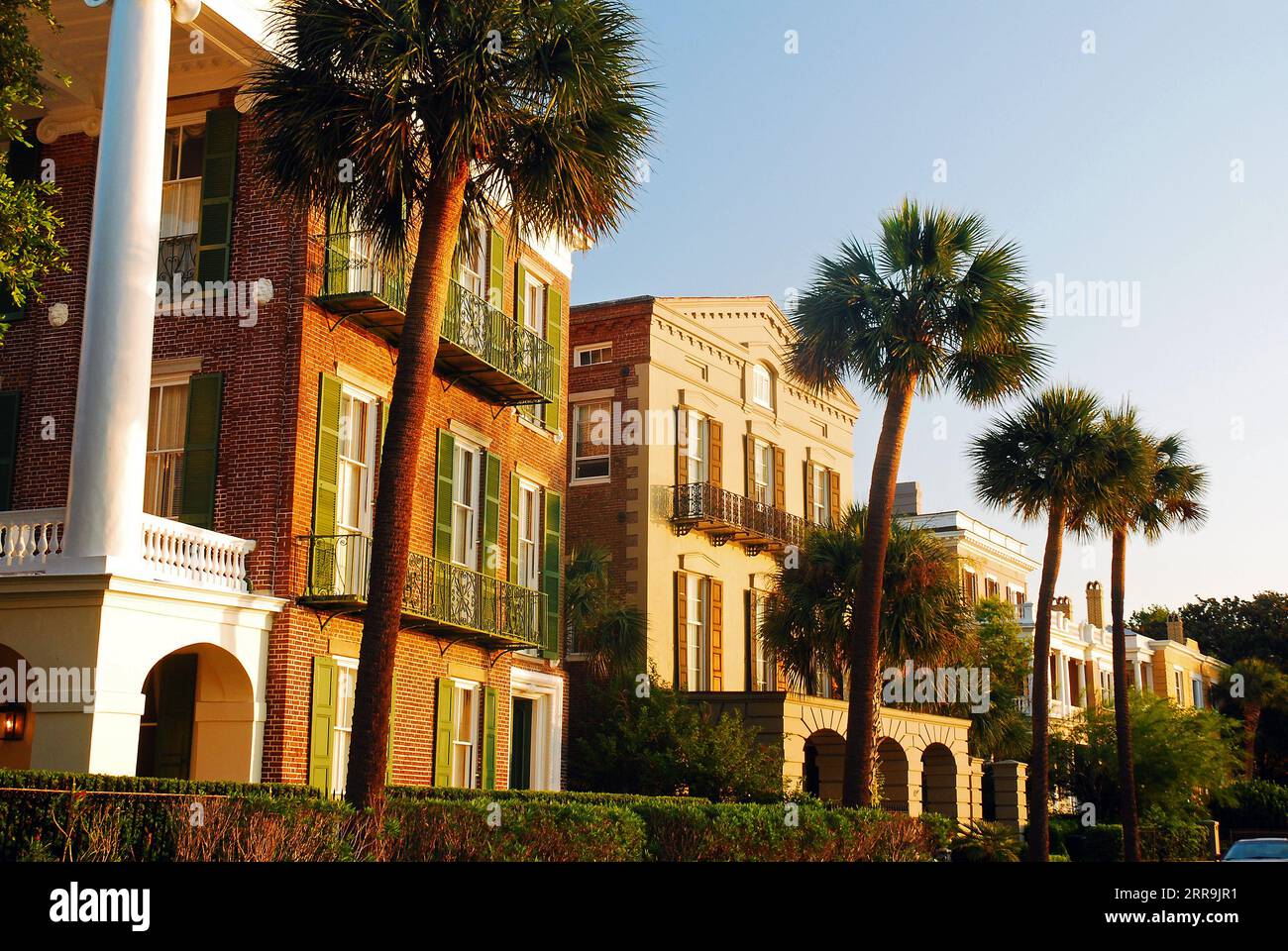 Les maisons d'avant guerre à Charleston, Caroline du Sud bordent le front de mer de la ville Banque D'Images
