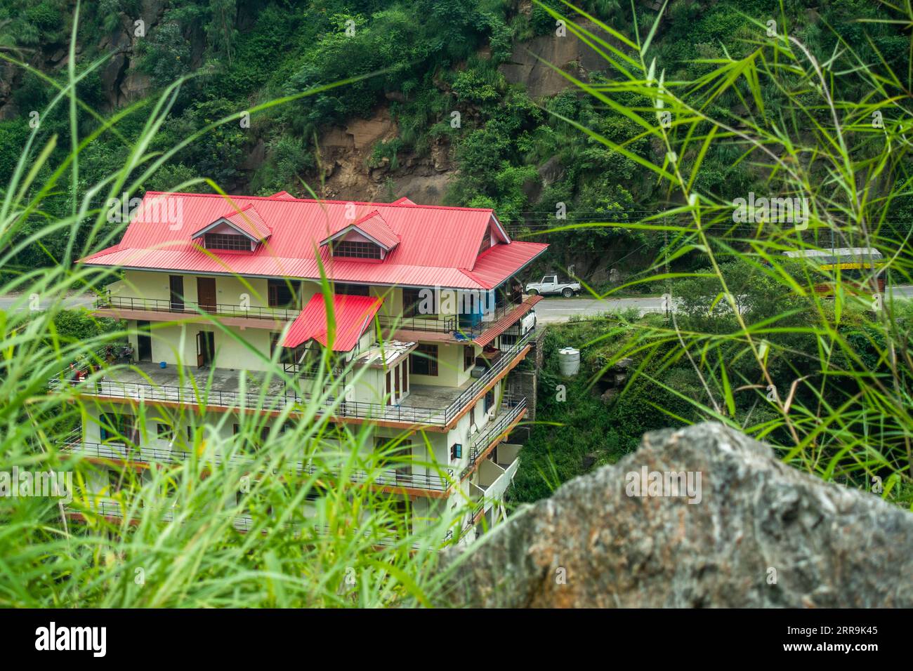 Bâtiment à plusieurs étages côté montagne dans l'Himachal Pradesh, offrant des logements chez l'habitant et des maisons de vacances. Banque D'Images