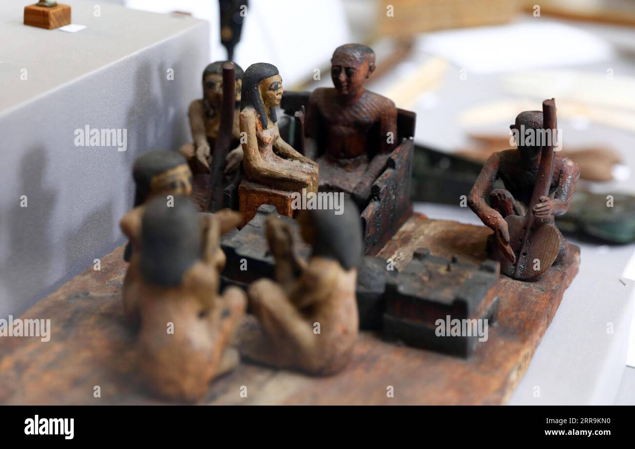 210621 -- LE CAIRE, 21 juin 2021 -- une photo prise le 21 juin 2021 montre une maquette en bois dans l'Empire du milieu représentant une troupe de musiciens et de chanteurs lors d'une représentation musicale pour leur maître lors d'une exposition au Caire, en Égypte. Une collection de 22 instruments de musique anciens est exposée au Musée égyptien de Tahrir au Caire pour célébrer la Journée mondiale de la musique, une célébration annuelle de la musique qui a lieu le 21 juin. ÉGYPTE-LE CAIRE-MUSÉE ÉGYPTIEN-INSTRUMENTS DE MUSIQUE-EXPOSITION-JOURNÉE MONDIALE DE LA MUSIQUE AHMEDXGOMAA PUBLICATIONXNOTXINXCHN Banque D'Images