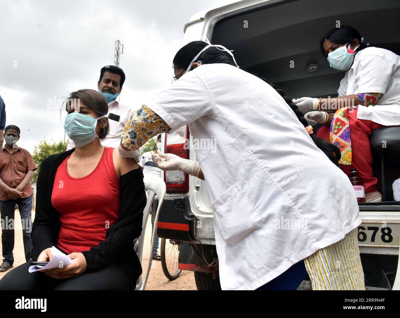 210624 -- HYDERABAD, le 24 juin 2021 -- Un agent de santé administre une dose de vaccin contre la COVID-19 à une femme à Hyderabad, en Inde, le 24 juin 2021. Str/Xinhua INDIA-HYDERABAD-COVID-19 VACCINATION PxArthaSarkartonglian PUBLICATIONxNOTxINxCHN Banque D'Images