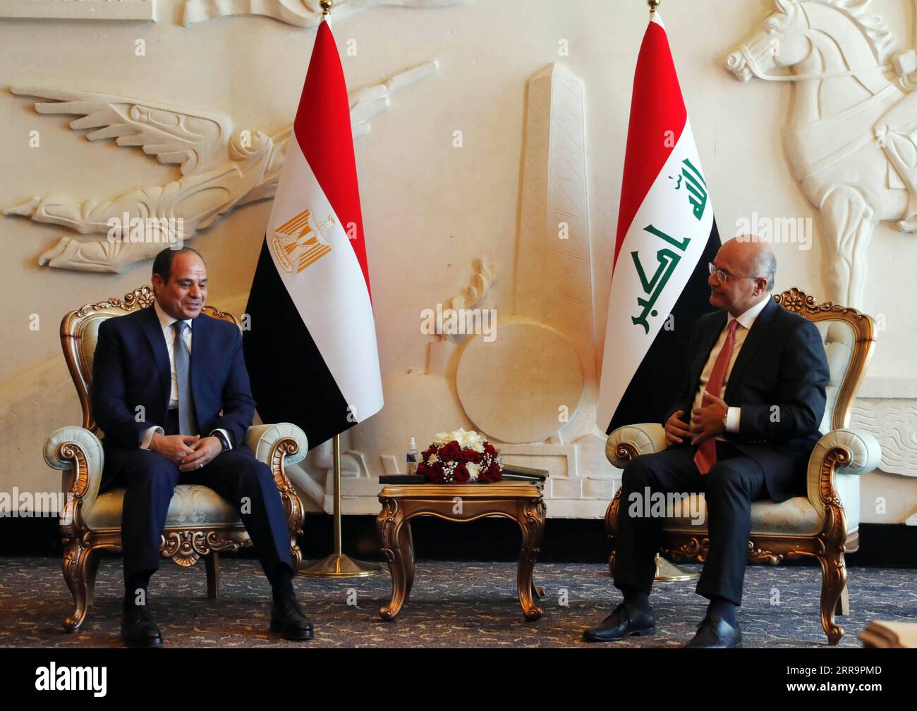 Actualités Bilder des Tages 210627 -- BAGDAD, le 27 juin 2021 -- le président irakien Barham Salih R rencontre le président égyptien Abdel-Fattah al-Sisi à son arrivée à l'aéroport international de Bagdad, en Irak, le 27 juin 2021. IRAK-BAGDAD-JORDANIE-EGYPTE-DIPLOMATIE KhalilxDawood PUBLICATIONxNOTxINxCHN Banque D'Images