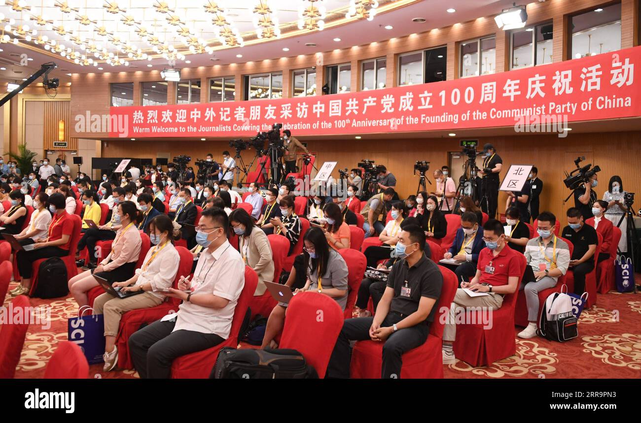 210627 -- BEIJING, le 27 juin 2021 -- le Centre de presse pour la célébration du 100e anniversaire de la fondation du Parti communiste chinois PCC tient sa première conférence de presse à Beijing, capitale de la Chine, le 27 juin 2021. Qu Qingshan, chef de l'Institut d'histoire et de littérature du Parti du Comité central du PCC, a assisté à la conférence de presse avec d'autres chercheurs chevronnés sur l'histoire du PCC. CHINE-PÉKIN-CPC 100E ANNIVERSAIRE-CÉLÉBRATION-CENTRE DE PRESSE CN RENXCHAO PUBLICATIONXNOTXINXCHN Banque D'Images
