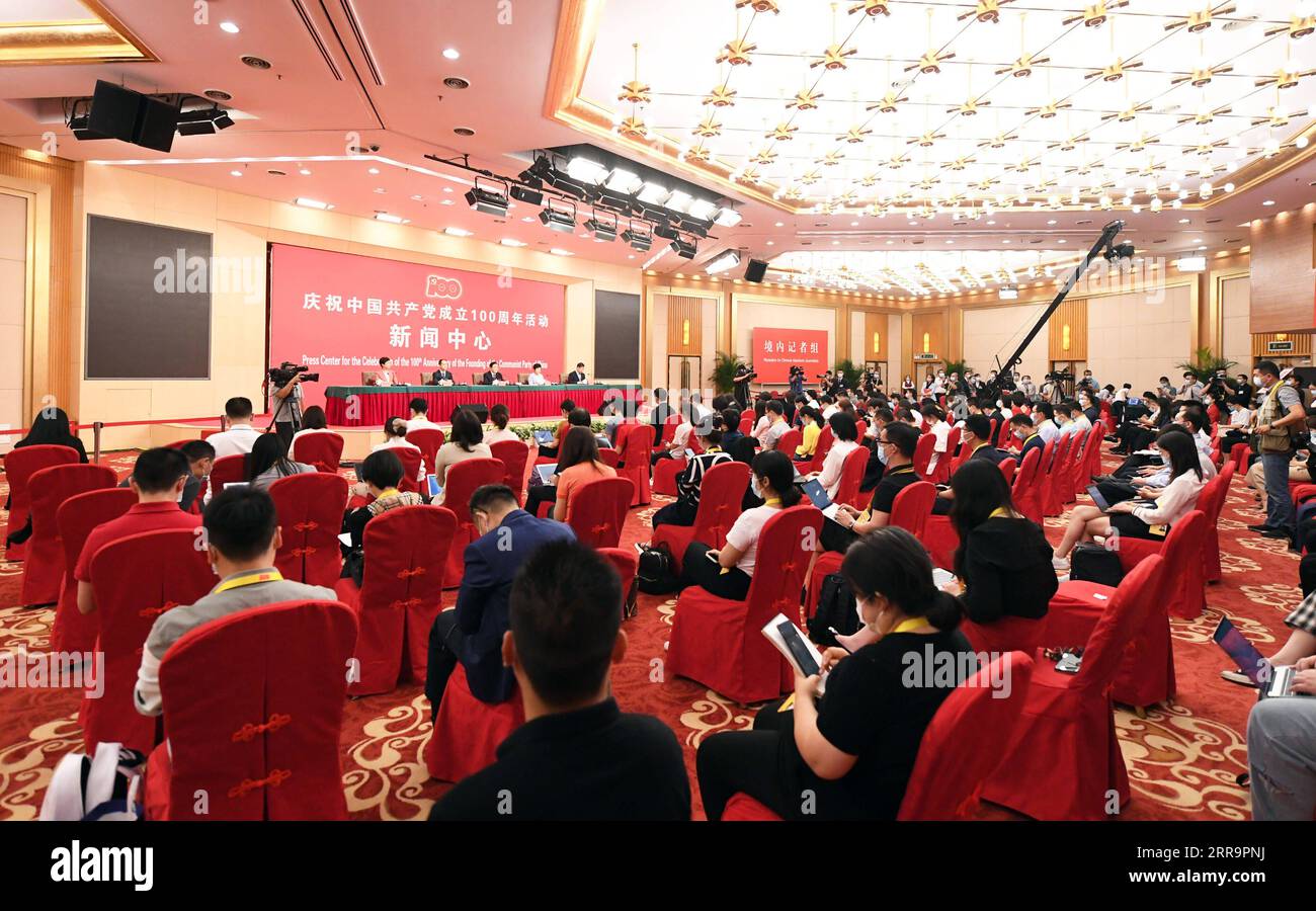 210627 -- BEIJING, le 27 juin 2021 -- le Centre de presse pour la célébration du 100e anniversaire de la fondation du Parti communiste chinois PCC tient sa première conférence de presse à Beijing, capitale de la Chine, le 27 juin 2021. Qu Qingshan, chef de l'Institut d'histoire et de littérature du Parti du Comité central du PCC, a assisté à la conférence de presse avec d'autres chercheurs chevronnés sur l'histoire du PCC. CHINE-PÉKIN-CPC 100E ANNIVERSAIRE-CÉLÉBRATION-CENTRE DE PRESSE CN RENXCHAO PUBLICATIONXNOTXINXCHN Banque D'Images