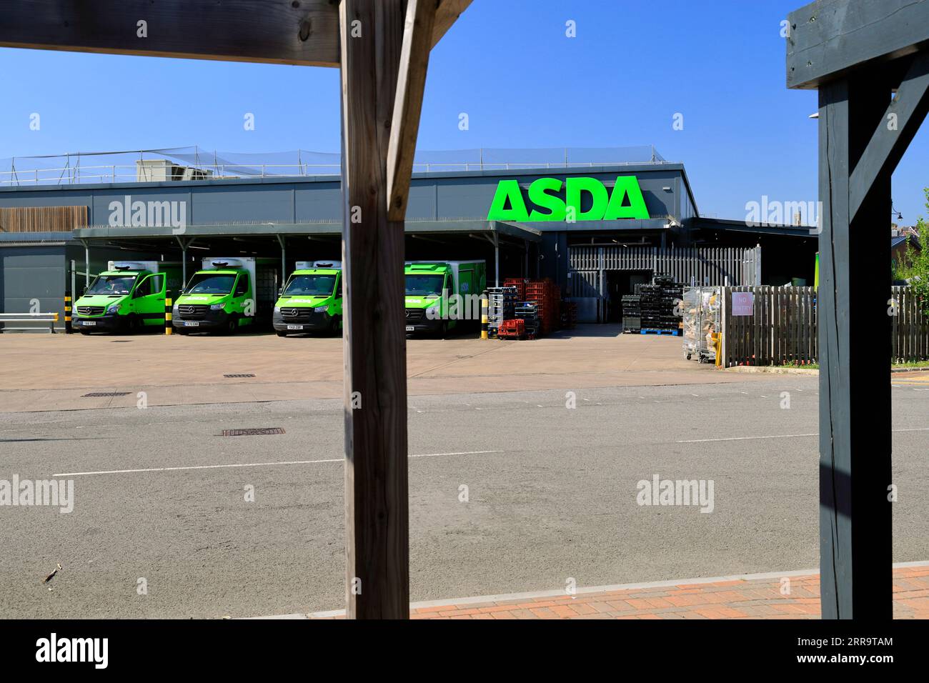 Magasin Asda et camionnettes de livraison, Barry, Vale of Glamorgan, Galles du Sud. Banque D'Images