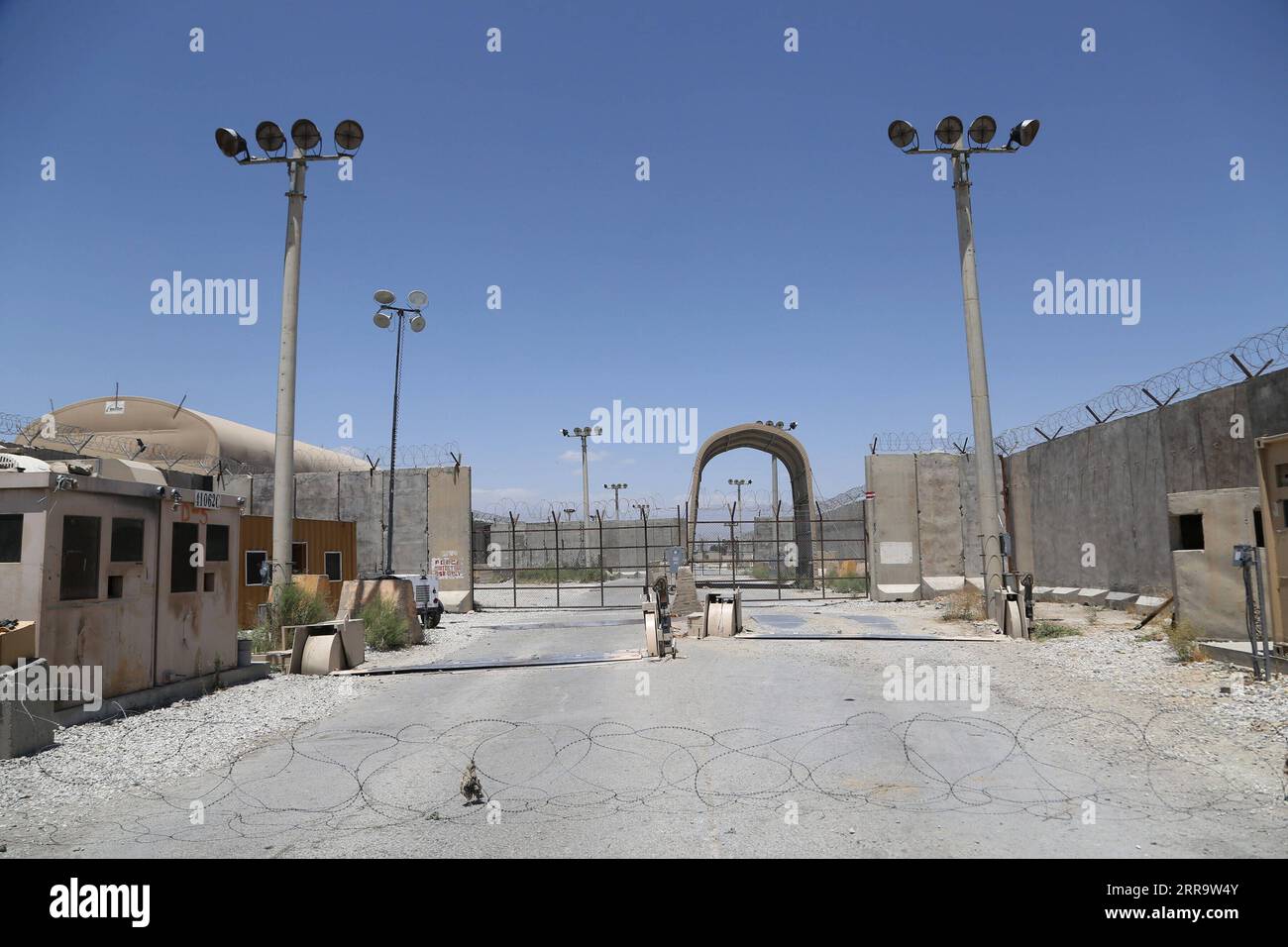 210702 -- PARWAN, 2 juillet 2021 -- une photo prise le 2 juillet 2021 montre l'aérodrome de Bagram après que toutes les forces américaines et de l'OTAN ont été évacuées dans la province de Parwan, dans l'est de l'Afghanistan. Toutes les forces américaines et de l'OTAN en Afghanistan ont évacué l'aérodrome de Bagram près de la capitale afghane Kaboul, remettant la plus grande base de coalition aux troupes gouvernementales afghanes, a confirmé vendredi un porte-parole du ministère afghan de la Défense. Photo de /Xinhua AFGHANISTAN-PARWAN-BAGRAM AIRFIELD-U.S. ET LES FORCES de l'OTAN ÉVACUENT SayedxMominzadah PUBLICATIONxNOTxINxCHN Banque D'Images