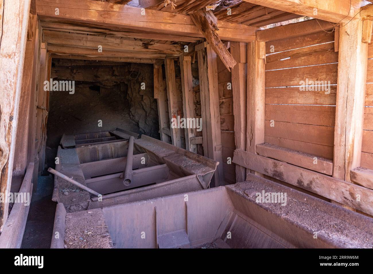 Des wagons de minerai dans l'adit de la mine abandonnée mi Vida dans Steen Canyon près de la Sal, Utah. Site de la première grosse frappe d'uranium aux États-Unis Banque D'Images