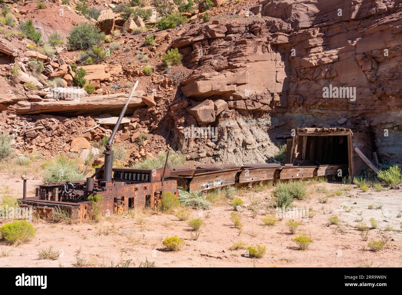 Wagons de minerai sortant de l'adit de la mine abandonnée mi Vida dans Steen Canyon près de la Sal, Utah. Site de la première grosse frappe d'uranium aux États-Unis les voitures Banque D'Images
