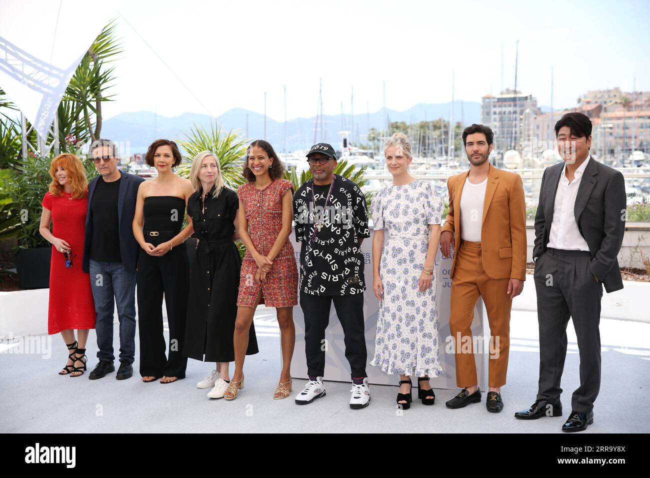 210707 -- CANNES, le 7 juillet 2021 -- le jury du Festival de Cannes 2021, composé de la chanteuse française Mylene Farmer, du réalisateur brésilien Kleber Mendonca Filho, de l'actrice américaine Maggie Gyllenhaal, de la réalisatrice autrichienne Jessica Hausner, de la réalisatrice sénégalaise Mati Diop, de la réalisatrice américaine Spike Lee, de l'actrice française Melanie Laurent, de l'acteur français Tahar Rahim, et l'acteur sud-coréen Kang-Ho Song L to R pose lors du photocall du 74e Festival International du film de Cannes à Cannes, dans le sud de la France, le 6 juillet 2021. FRANCE-CANNES-FESTIVAL-MEMBRES DU JURY GAOXJING PUBLICATIONXNOTXINXCHN Banque D'Images