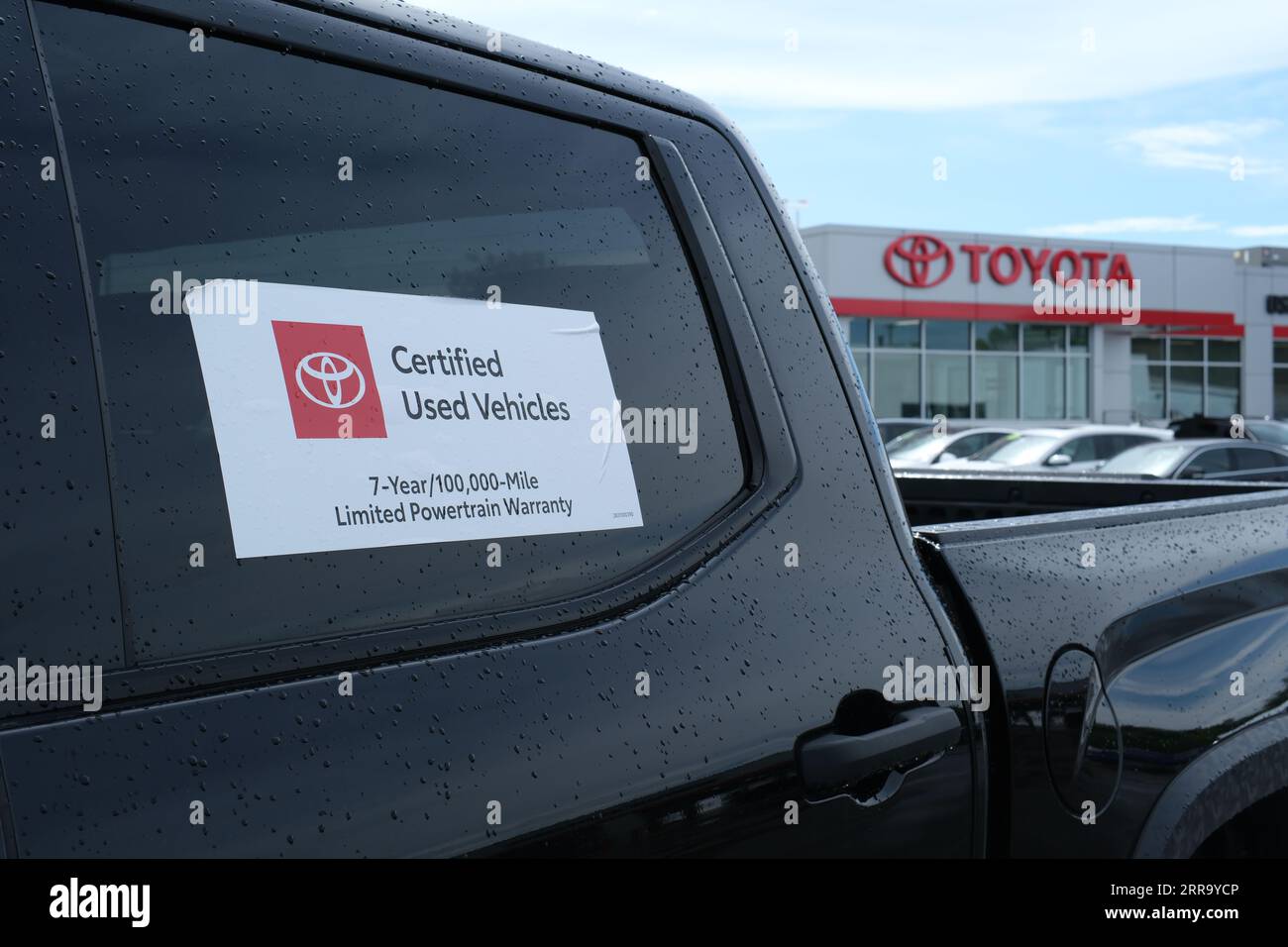 Signe de véhicule d'occasion certifié sur une camionnette Toyota chez un concessionnaire Toyota Banque D'Images