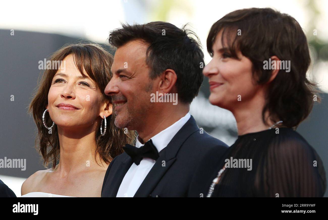 210708 -- CANNES, le 8 juillet 2021 -- l'actrice française Sophie Marceau, le réalisateur français François Ozon et l'actrice française Geraldine Pailhas de gauche à droite arrivent pour la projection de tout s est bien passe Everything Went Fine à Cannes, dans le sud de la France, le 7 juillet 2021. Everything Went Fine sera en compétition pour la Palme d or lors du 74e Festival International du film de Cannes. FRANCE-CANNES-FESTIVAL-TAPIS ROUGE-TOUT S'EST BIEN PASSÉ GAOXJING PUBLICATIONXNOTXINXCHN Banque D'Images