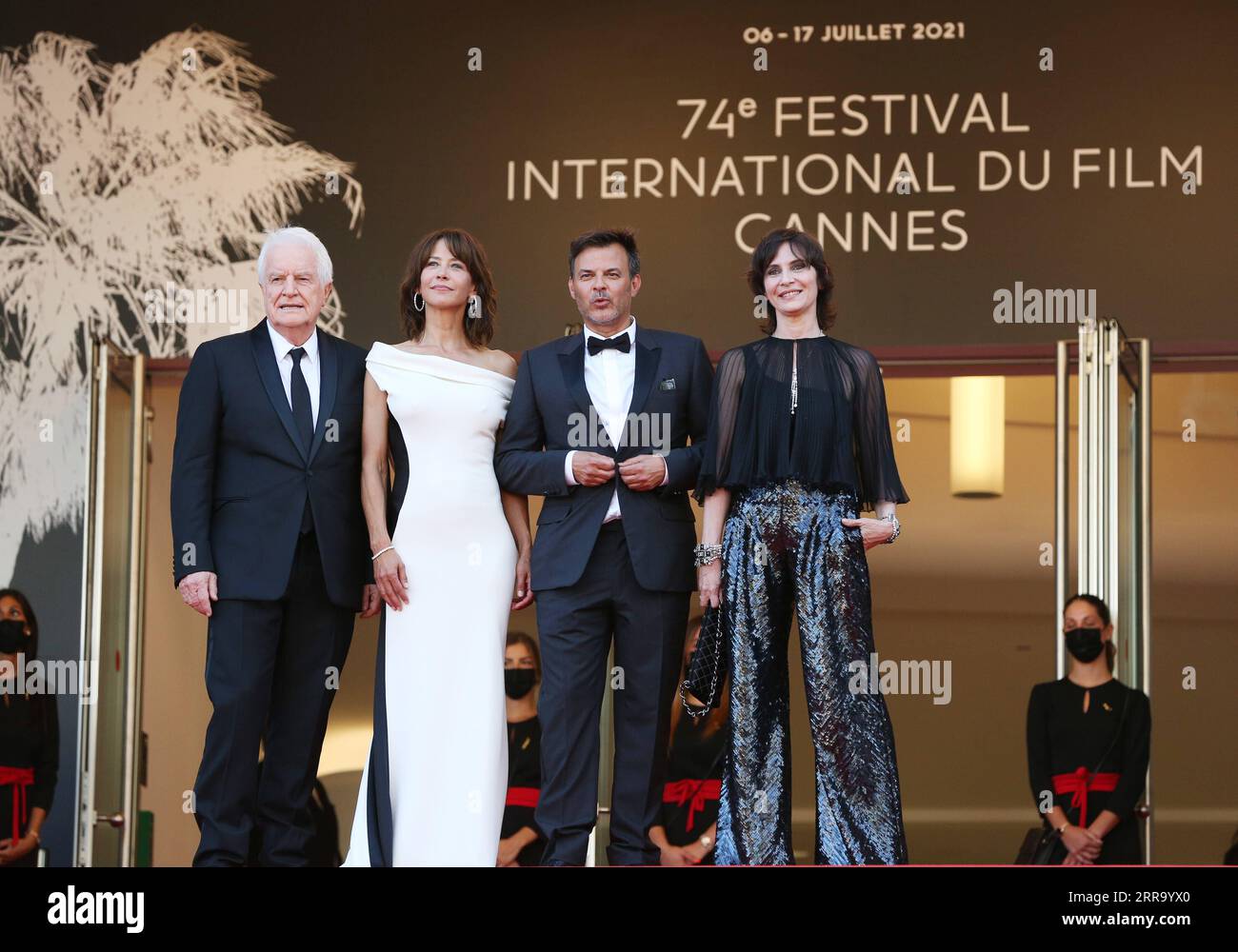 210708 -- CANNES, le 8 juillet 2021 -- l'acteur français André Dussollier, l'actrice française Sophie Marceau, le réalisateur français François Ozon et l'actrice française Geraldine Pailhas de gauche à droite arrivent pour la projection de tout s est bien passe Everything Went Fine à Cannes, dans le sud de la France, le 7 juillet 2021. Everything Went Fine sera en compétition pour la Palme d or lors du 74e Festival International du film de Cannes. FRANCE-CANNES-FESTIVAL-TAPIS ROUGE-TOUT S'EST BIEN PASSÉ GAOXJING PUBLICATIONXNOTXINXCHN Banque D'Images
