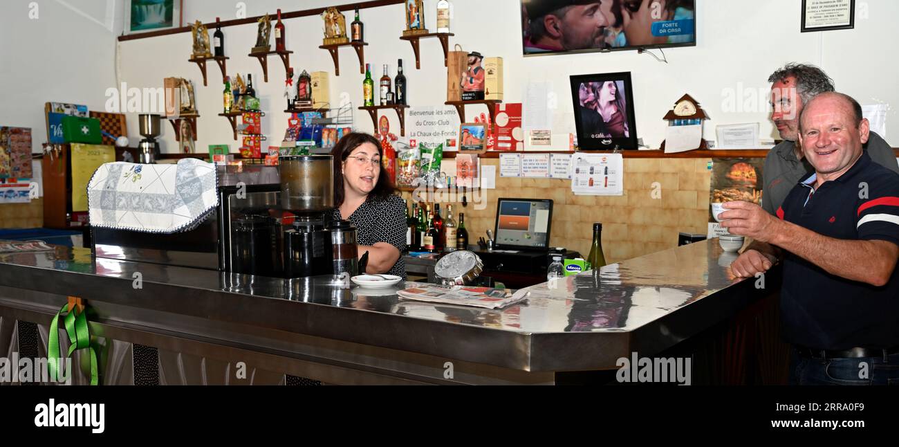 Bar portugais rural local avec des clients locaux, Portugal, Banque D'Images