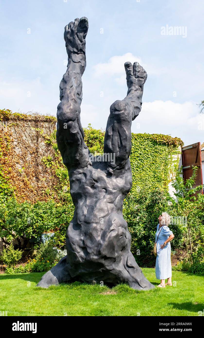 Une femme regardant autour du Secret Garden à Kemptown Brighton où ils ont récemment eu une exposition des sculptures monumentales de David Breuer-Weil Banque D'Images