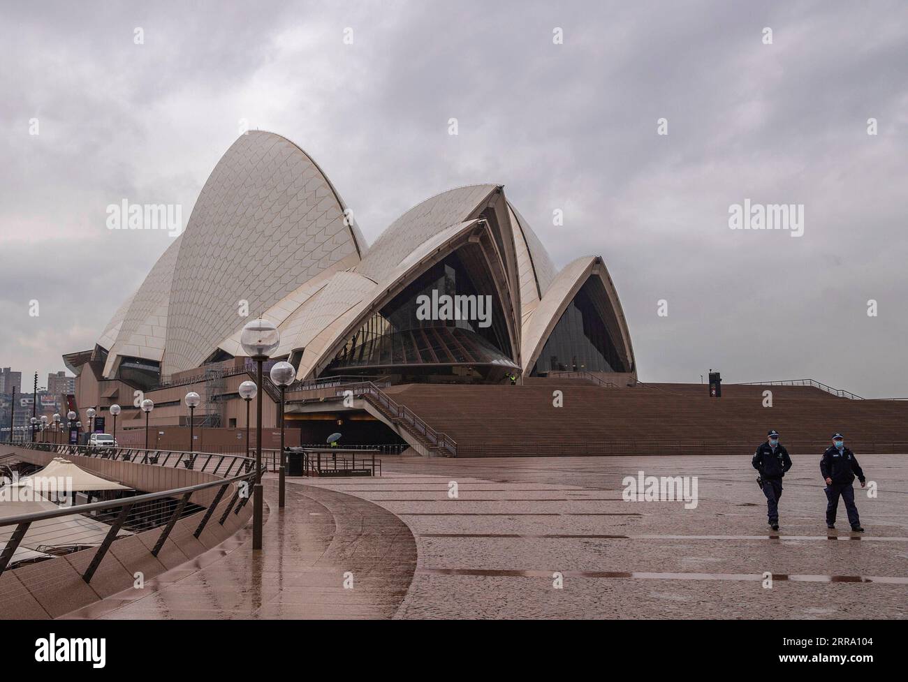 210709 -- SYDNEY, le 9 juillet 2021 -- des policiers patrouillent devant l'Opéra de Sydney, en Australie, le 9 juillet 2021. L état de Nouvelle-Galles du Sud en Australie a annoncé vendredi un resserrement supplémentaire des restrictions sur le Grand Sydney et ses environs alors que l état continue de voir une augmentation quotidienne des cas de COVID-19. AUSTRALIE-SYDNEY-COVID-19-RESTRICTIONS-RESSERREMENT BaixXuefei PUBLICATIONxNOTxINxCHN Banque D'Images