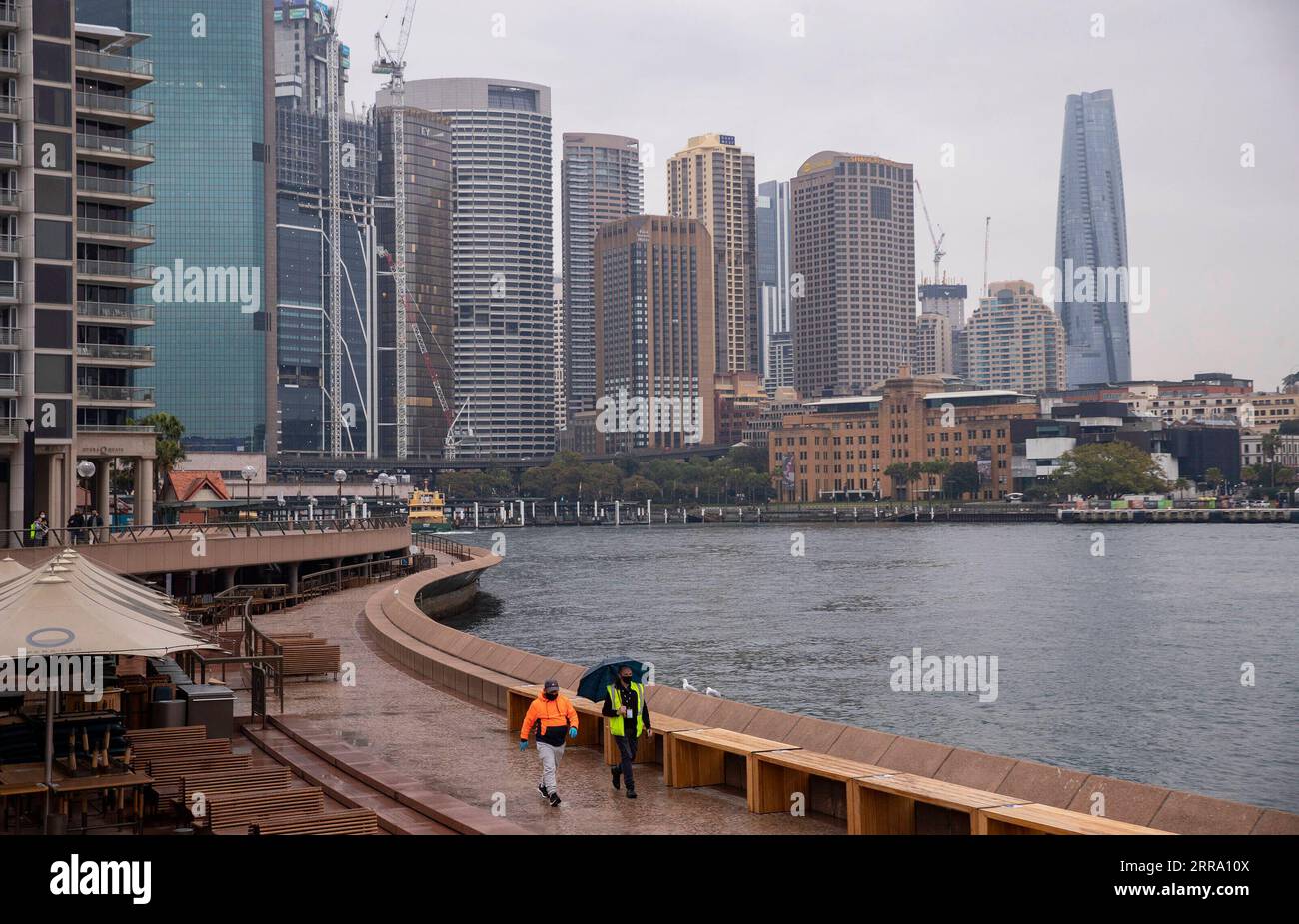 210709 -- SYDNEY, le 9 juillet 2021 -- deux personnes marchent dans une rue vide à Sydney, en Australie, le 9 juillet 2021. L état de Nouvelle-Galles du Sud en Australie a annoncé vendredi un resserrement supplémentaire des restrictions sur le Grand Sydney et ses environs alors que l état continue de voir une augmentation quotidienne des cas de COVID-19. AUSTRALIE-SYDNEY-COVID-19-RESTRICTIONS-RESSERREMENT BaixXuefei PUBLICATIONxNOTxINxCHN Banque D'Images
