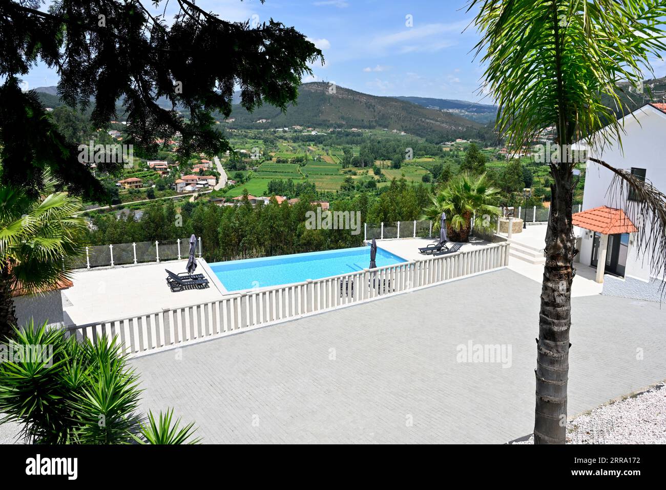 Maison d'hôtes Airbnb avec piscine à débordement, vue sur la campagne dans le nord du Portugal, quartier d'Aveiro Banque D'Images