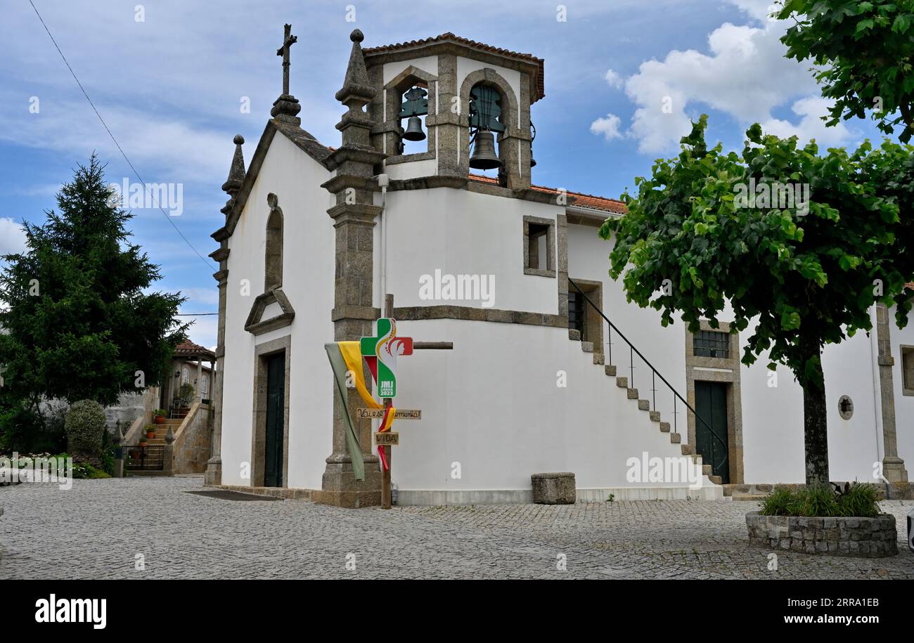 Petite église catholique avec cloches dans la tour, village dans le nord du Portugal Banque D'Images