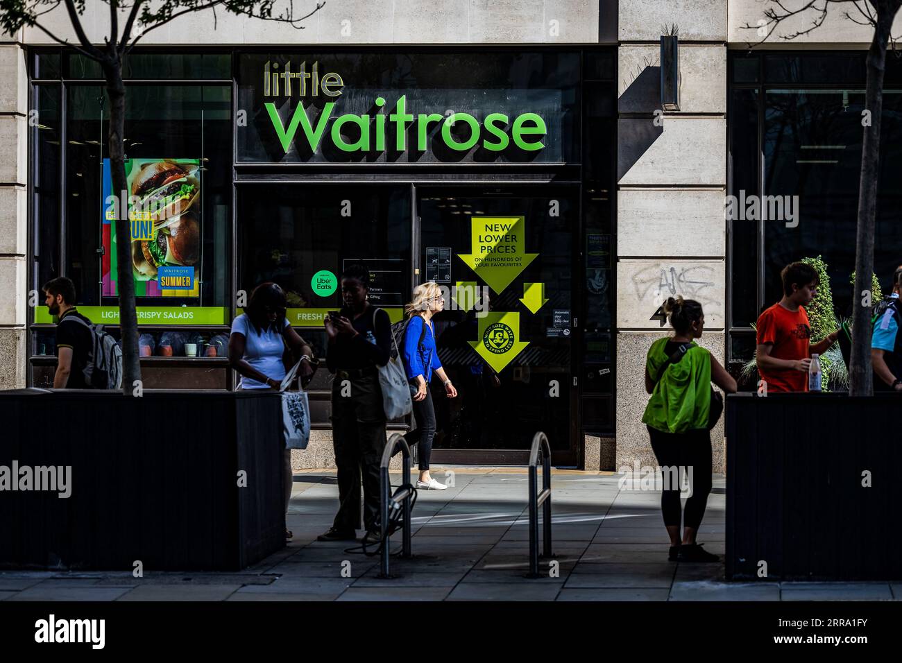 Londres, Royaume-Uni. 15 août 2023. Les gens passent devant Waitrose Limited, commercialisée sous le nom de Waitrose & Partners, un supermarché de marque britannique, fondé en 1904 sous le nom de Waite, Rose & Taylor, plus tard raccourci en Waitrose, à Londres. (Image de crédit : © May James/SOPA Images via ZUMA Press Wire) USAGE ÉDITORIAL UNIQUEMENT! Non destiné à UN USAGE commercial ! Banque D'Images
