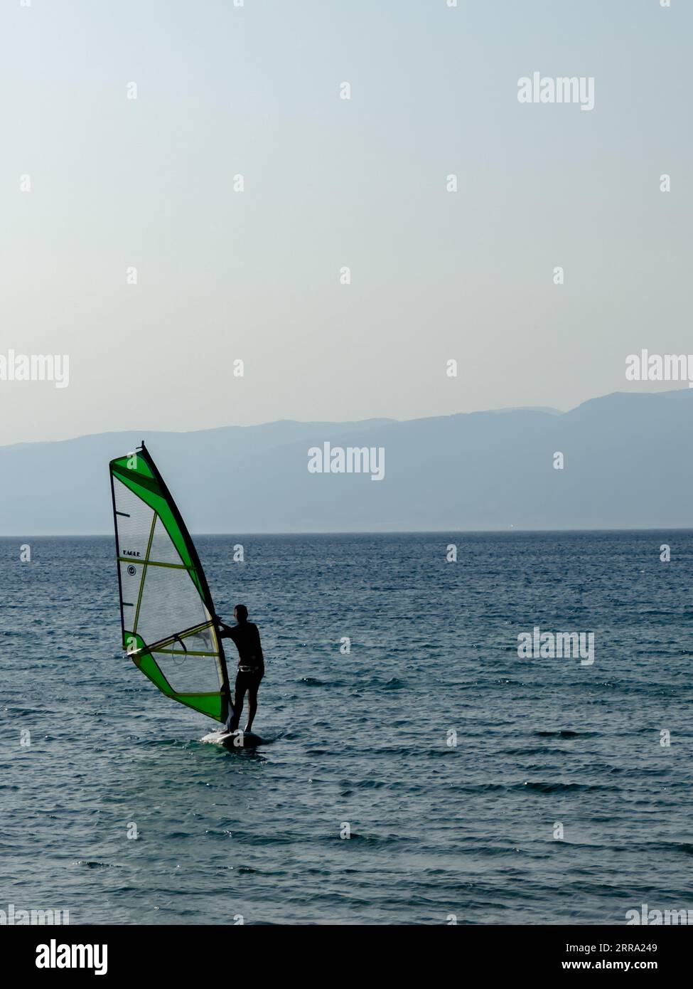 Sports nautiques de loisirs. Planche à voile. Windsurfer surfer le vent sur les vagues dans l'océan, la mer. Extreme Sport action. Aventure estivale amusante. . Haute qualité Banque D'Images