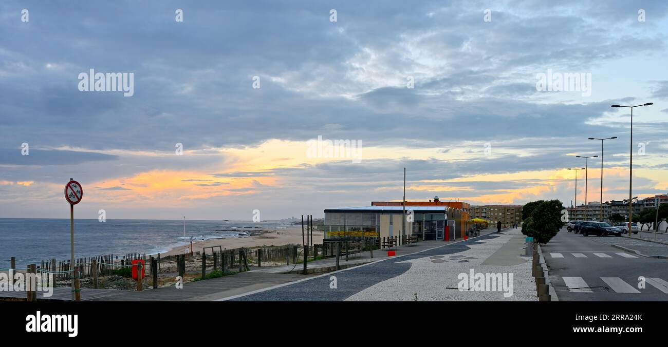 Promenade en front de mer avec parking, la plage est Praia de Angeiras, près de l'aéroport de Porto, Portugal Banque D'Images