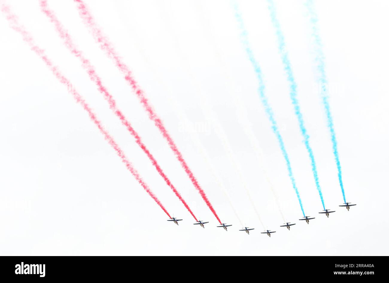 210714 -- PARIS, le 14 juillet 2021 -- la Patrouille de France de l'armée de l'air française est vue lors de la parade militaire annuelle du jour de la Bastille à Paris, France, le 14 juillet 2021. La France a tenu mercredi ses célébrations annuelles du jour de la Bastille avec un défilé militaire traditionnel sur la célèbre avenue des champs Elysées à Paris, dans un contexte de restrictions sur les rassemblements publics en raison du COVID-19. FRANCE-PARIS-BASTILLE DAY-PARADE GaoxJing PUBLICATIONxNOTxINxCHN Banque D'Images 210714 -- PARIS, le 14 juillet 2021 -- la Patrouille de France de l'armée de l'air française est vue lors de la parade militaire annuelle du jour de la Bastille à Paris, France, le 14 juillet 2021. La France a tenu mercredi ses célébrations annuelles du jour de la Bastille avec un défilé militaire traditionnel sur la célèbre avenue des champs Elysées à Paris, dans un contexte de restrictions sur les rassemblements publics en raison du COVID-19. FRANCE-PARIS-BASTILLE DAY-PARADE GaoxJing PUBLICATIONxNOTxINxCHN Banque D'Images