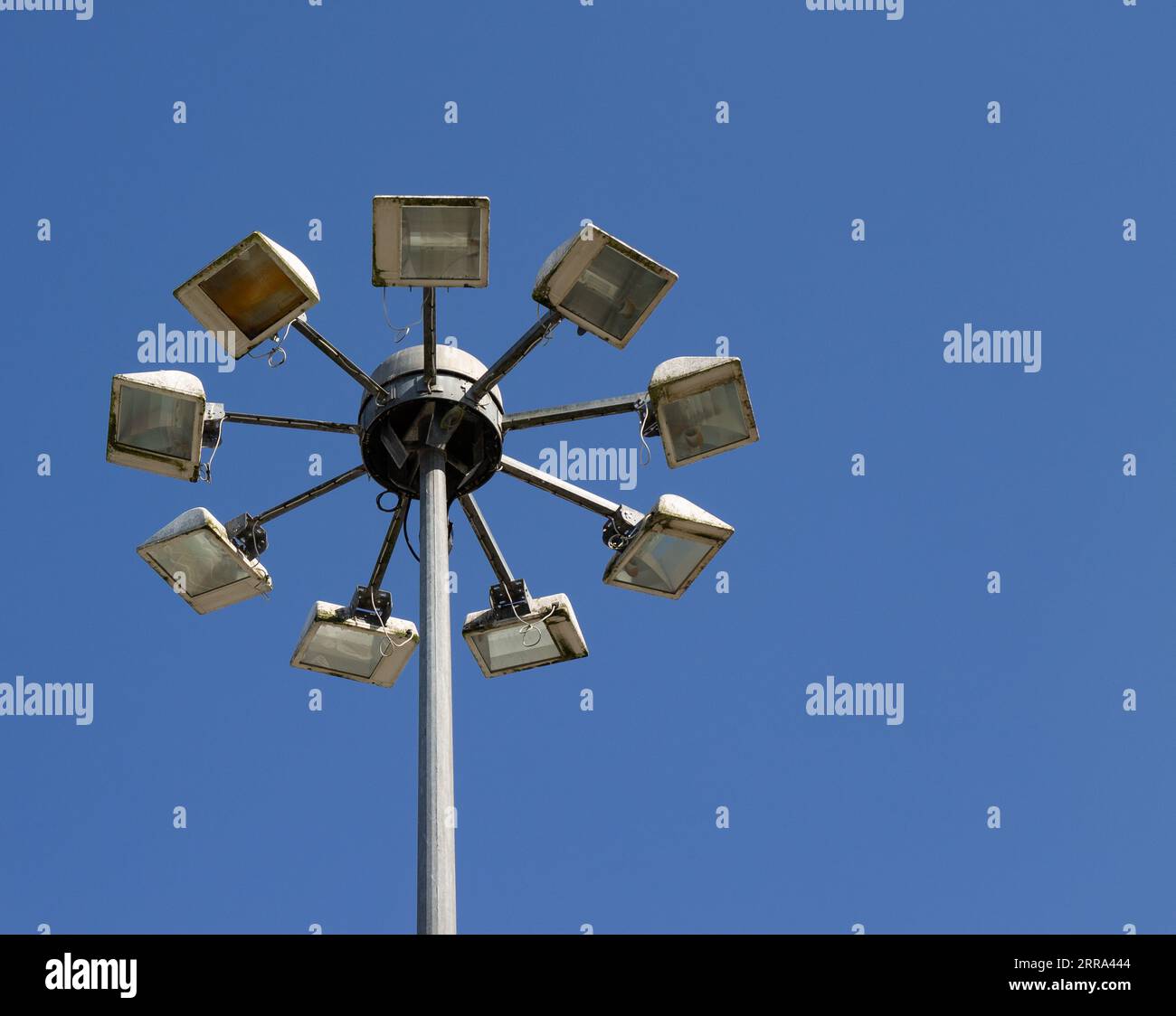 Projecteurs industriels contre ciel bleu. Banque D'Images